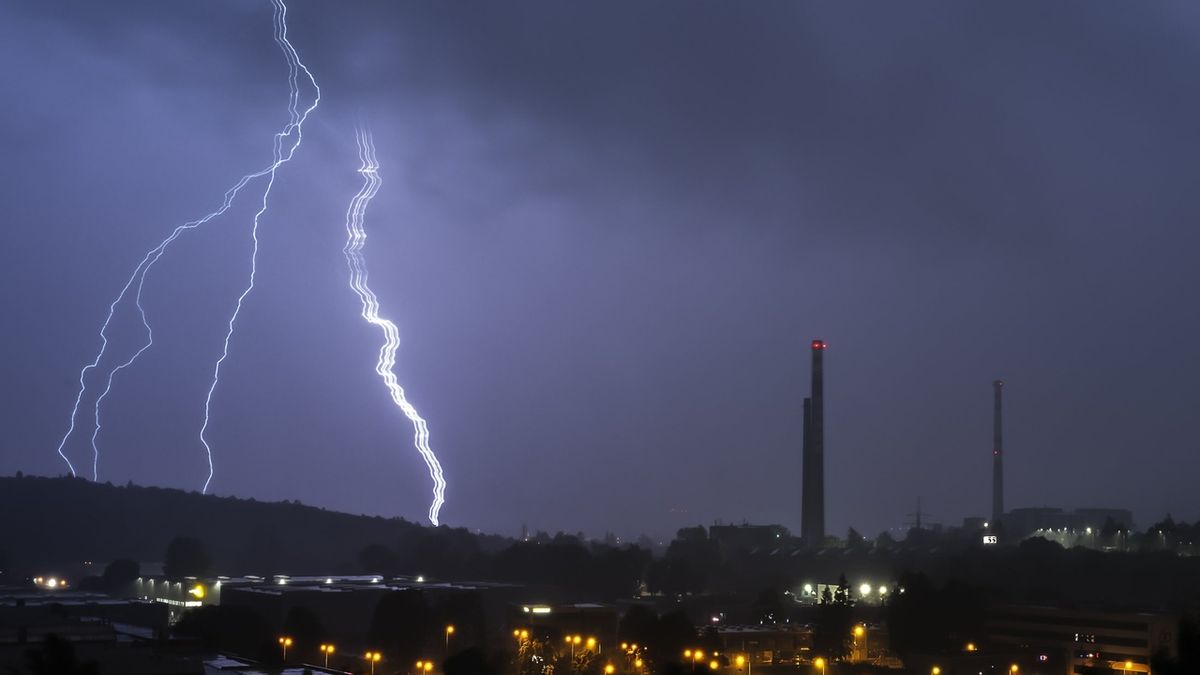 Světelná rarita nad Brnem: Fotograf zachytil vzácný stuhový blesk